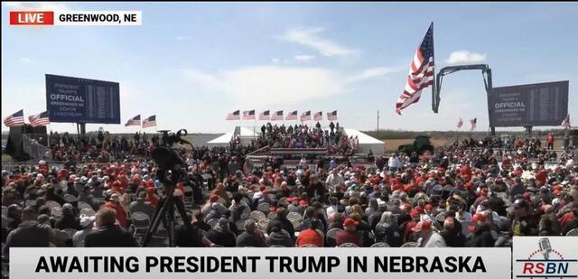 venter på trump nebraska rally.resized