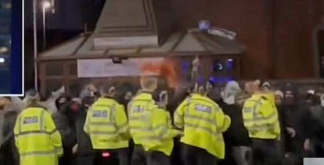 muslimer og hinduer slås i leicester i UK
