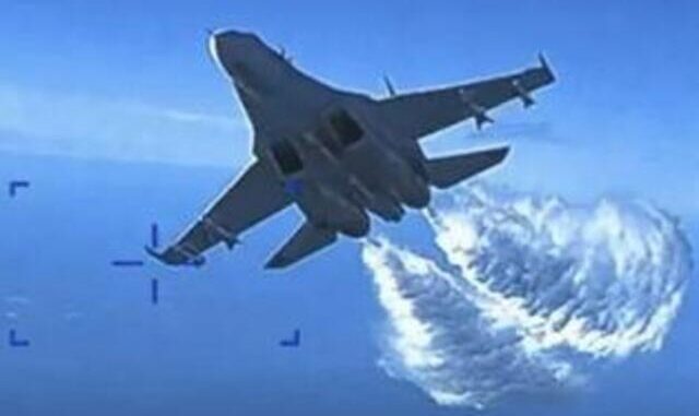 Russisk SU27 tvinger en amerikansk drone ned
