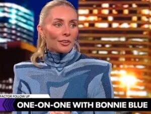 Paul Watson gør her tykt grin med pornestjerne/OnlyFans Bonnie Blue
