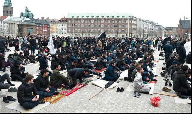 Muslimer beder på rådhuspladsen